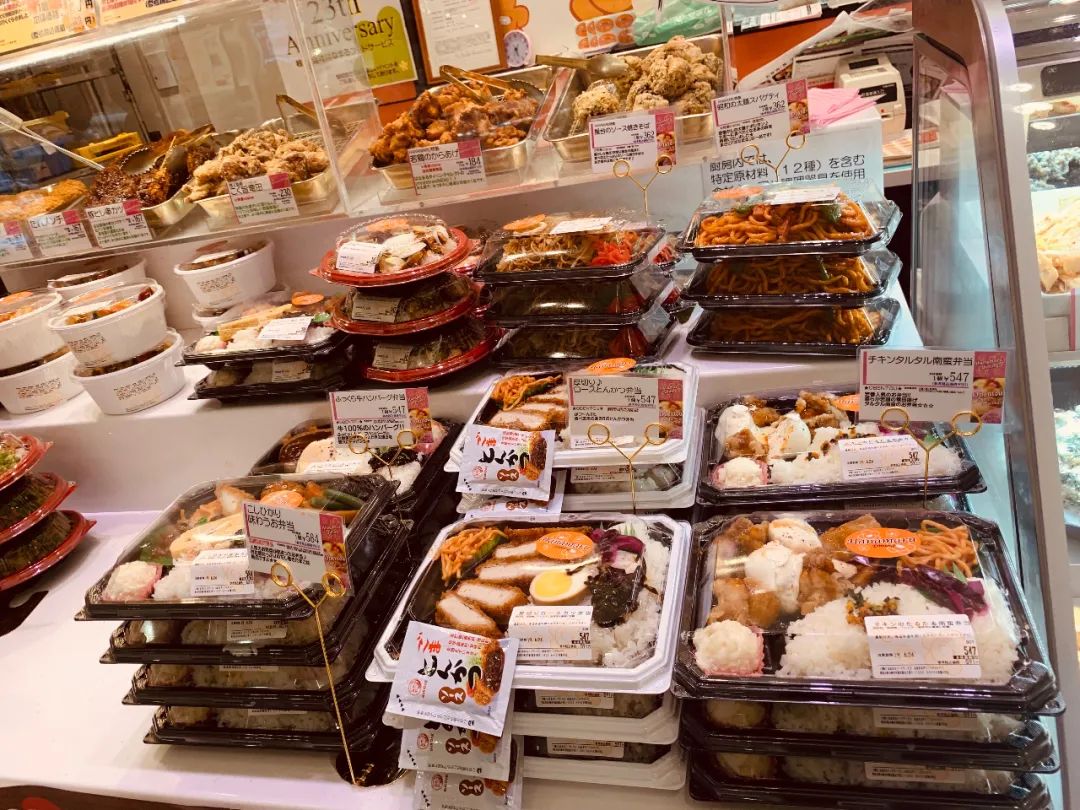 五、以“色”引人