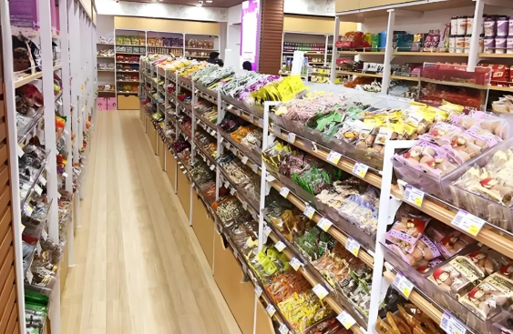 “占领”乡镇的零食大店